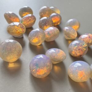 乳白色の中にオレンジ色の光が浮かぶファイアオパールガラス