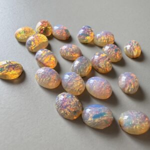 虹色に輝くファイアオパールガラス