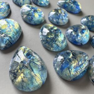青色に輝くファイアオパールガラスカボション
